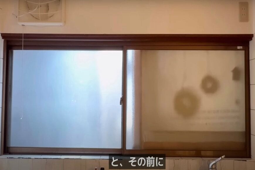 【キッチンDIY】年季の入ったキッチンの窓周辺に木の温もり溢れるおしゃれな窓枠と棚をDIY！「素朴でいいですね」と話題