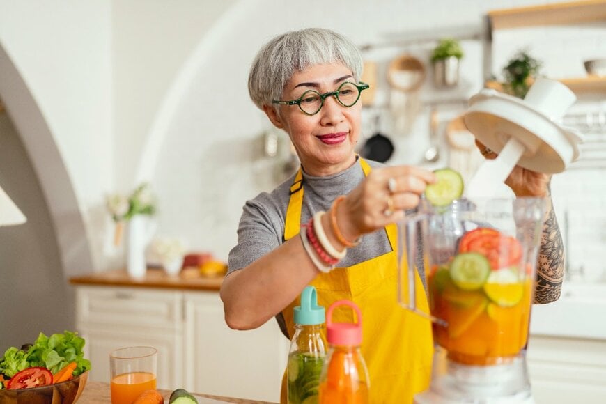 【ひとり世帯】65歳以上の単身シニア「家計収支・年金額・貯蓄額」は平均いくら？