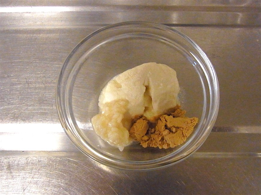 ヨーグルトときな粉と塩麹、これだけ！　※画像はレシピの半分の量です。