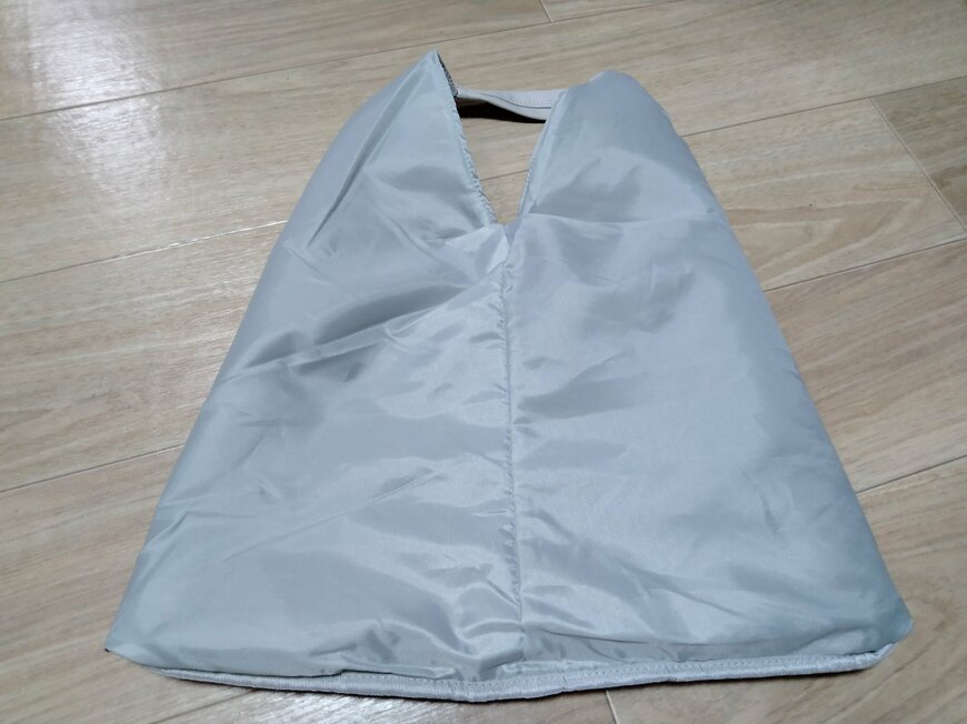 出所：筆者撮影（3COINS　メッシュトライアングルバッグ）