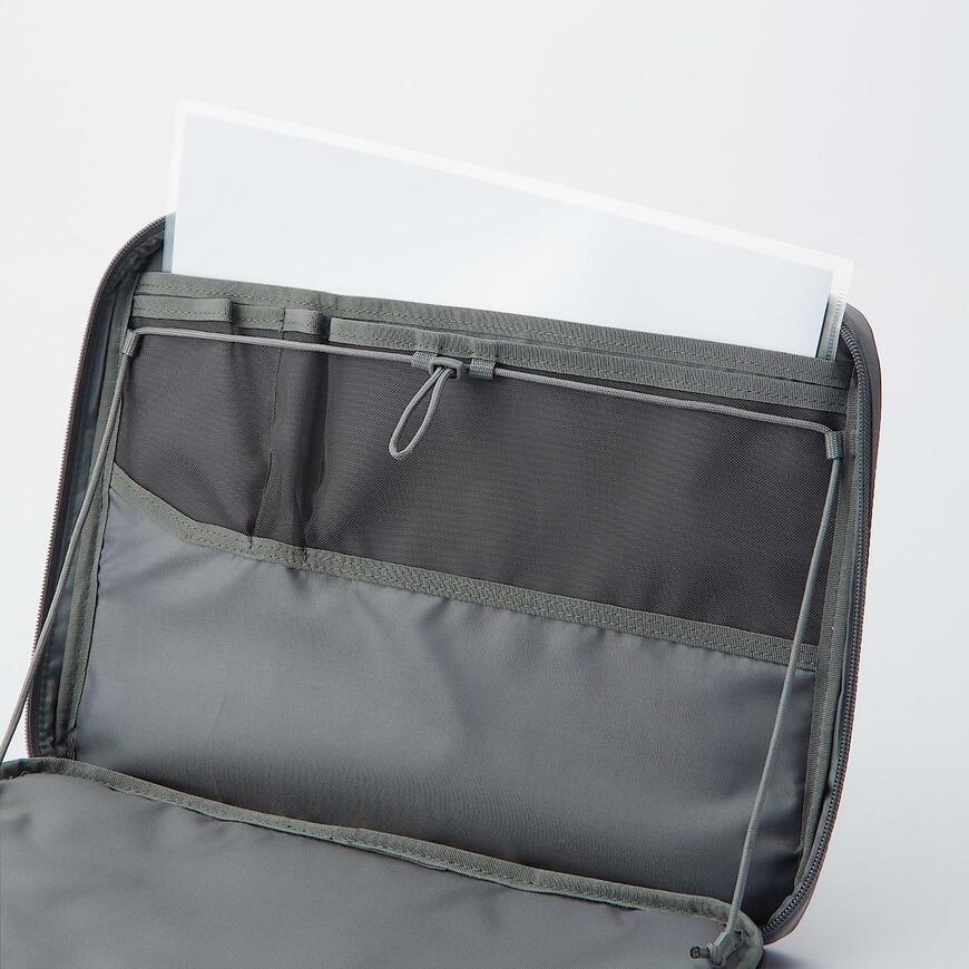 無印良品、入れたまま使えるパソコンケース使用例画像