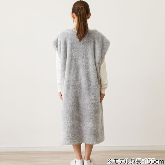 ポケットのない背面に、ふわふわの毛足が広がるジレタイプの後ろ姿