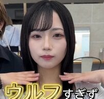 ストレートヘアの女性がレイヤーを入れ「ボブウルフ」に挑戦。ウルフとボブの要素を両立し、清楚さと大人っぽさを兼ね備えたスタイルに仕上げる実用的な似合わせ術