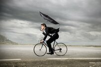 「傘さし運転はダメ？」自転車事故の約7割が車との衝突【見落としがちな交通ルール4選】