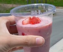 千葉県の道の駅で見つけた「いちご甘酒スムージー」！発酵のやさしい甘さに「夏にぴったり」「大満足だね」