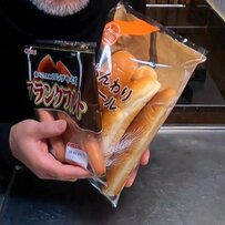 【父ちゃん弁当】かぶりつきたくなるほど美味しそう！マヨネーズで味付けした卵やフランクフルトをパンに挟んだ「ホットドッグ弁当」が話題