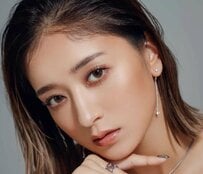 みちょぱ、第1子妊娠中のブラックコーデ姿に「お腹大きくなりましたね」「優しい雰囲気に」夫・大倉士門との2ショットも