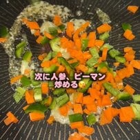 大豆ミートで作る【ドライカレー弁当】可愛いウインナーや目玉焼きをトッピングしたオシャレな愛妻弁当に「素敵なお弁当」の声