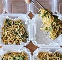 手作りおやつ付きで豪華！タッパーに詰める4人分の「スパイス焼きそば弁当」に「ぜんぶ好物です」など反響