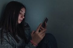 「スマホ認知症」が20代・30代に密かに増加　トイレにスマホを持っていく人は要注意!?