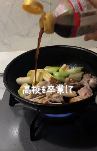 鶏もも肉と長ネギを炒める