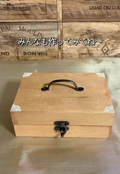 完成したレース飾りの木箱