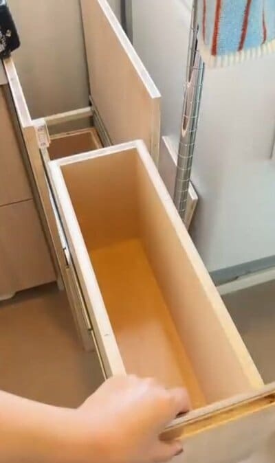 完成した収納をすき間に設置する様子