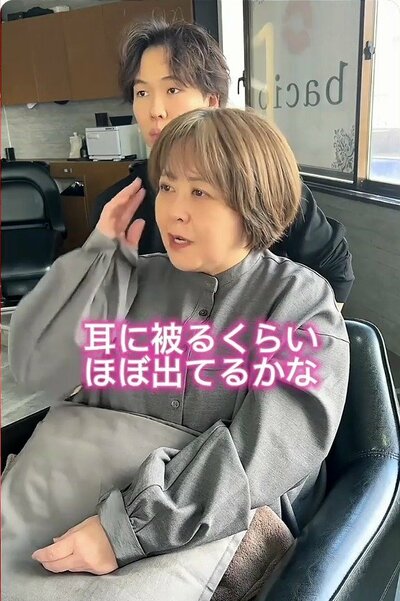 耳に毛先がかかる、明るいブラウンのボブ