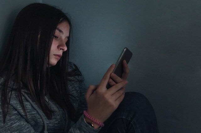 「スマホ認知症」が20代・30代に密かに増加　トイレにスマホを持っていく人は要注意!?