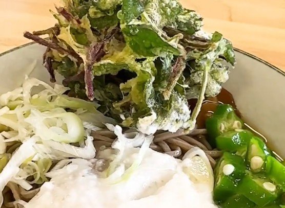 埼玉県の道の駅で味わう「かき揚げそば」に注目！揚げたてサクサクの巨大ぼうふう天に「これはすごい」「めっちゃ好き」