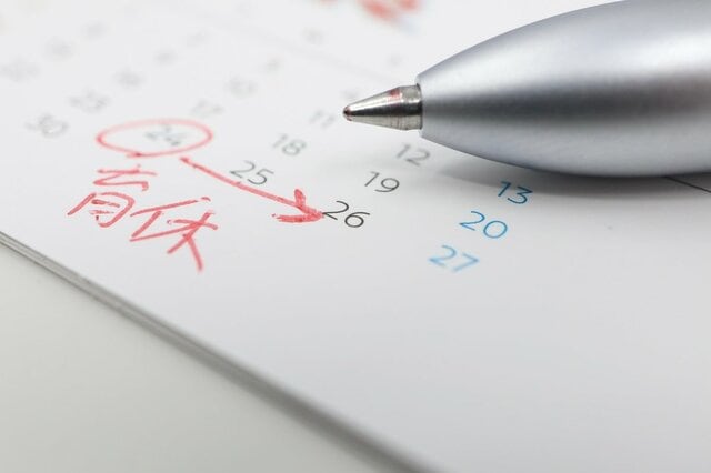【育児休業等給付】8月1日から支給上限額を改定。育児休業給付金は「33万2454円」に、4つの給付金は誰がいくら受け取れる？