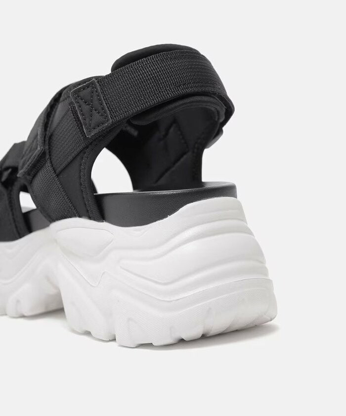 存在感のある厚底のプラットフォームデザイン