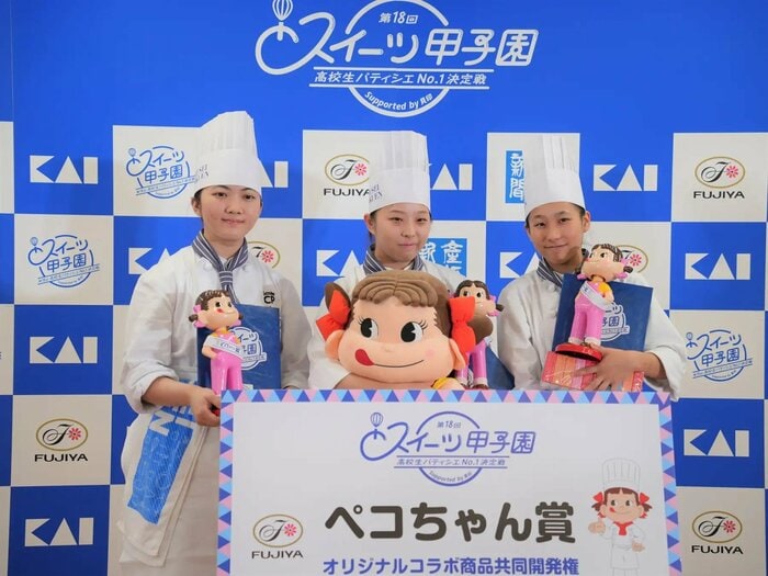 チーム「Éclat fière」のシンボルである青いコックタイが反映