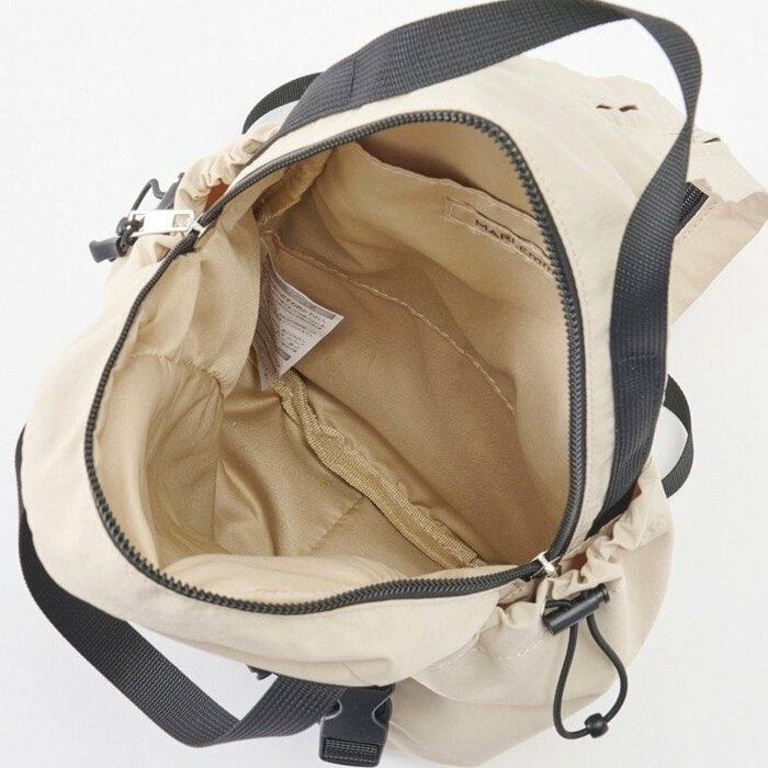 サイズは縦31cm、横25cm、マチ幅8cm