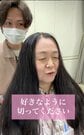 ヘアドネーションをした後は「お任せで」と話した女性が、前髪を作り丸みのあるショートにスタイルチェンジ