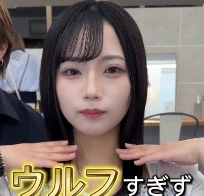 ストレートヘアの女性がレイヤーを入れ「ボブウルフ」に挑戦。ウルフとボブの要素を両立し、清楚さと大人っぽさを兼ね備えたスタイルに仕上げる実用的な似合わせ術