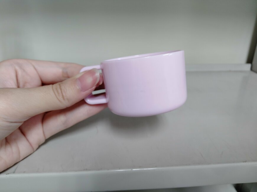 写真：筆者撮影（セリア、コップ付ドリンクボトル）