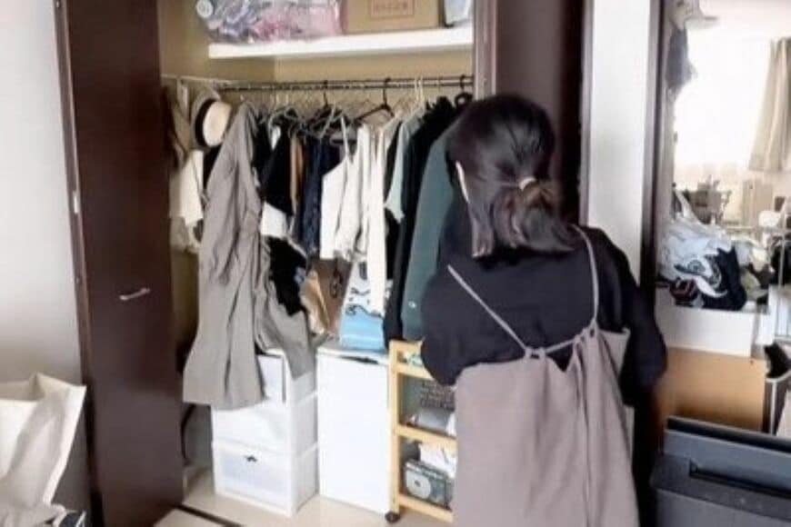 【こんなの求めてた】クローゼットに洋服が入りきらない…　「ダイソーの突っ張り棒」で壁際に大容量の収納スペースを作る