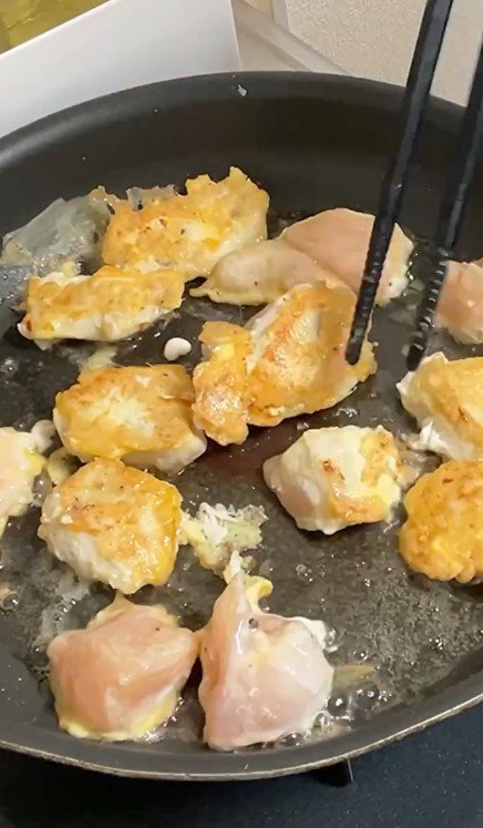 【手際良し！】よく食べる彼のために作る「チーズピカタ弁当」がボリュームたっぷり！【20分で完成】