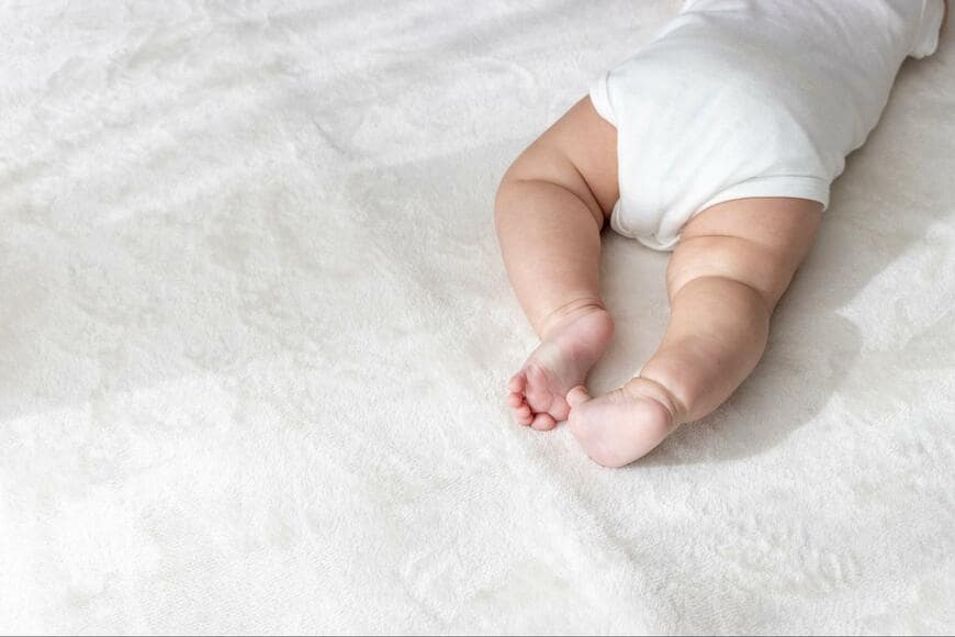 0歳児が「ジャンプ遊びする姿」に思わず二度見　写真なのに「音まで聞こえてくる」1枚に驚きの声