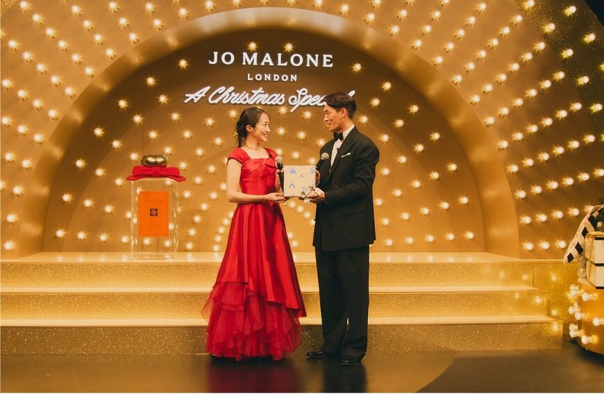 出所：ELCジャパン合同会社「【ジョー マローン ロンドン】期間限定“A Christmas Special” ポップアップイベントに槙野 智章さん、高梨 臨さんご夫妻が煌びやかなビンテージなTVスタジオに登場！」