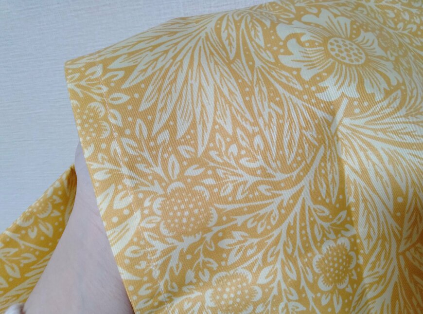 筆者撮影（セリア、クッションカバー ウィリアム・モリス）