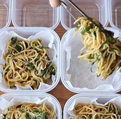 手作りおやつ付きで豪華！タッパーに詰める4人分の「スパイス焼きそば弁当」に「ぜんぶ好物です」など反響