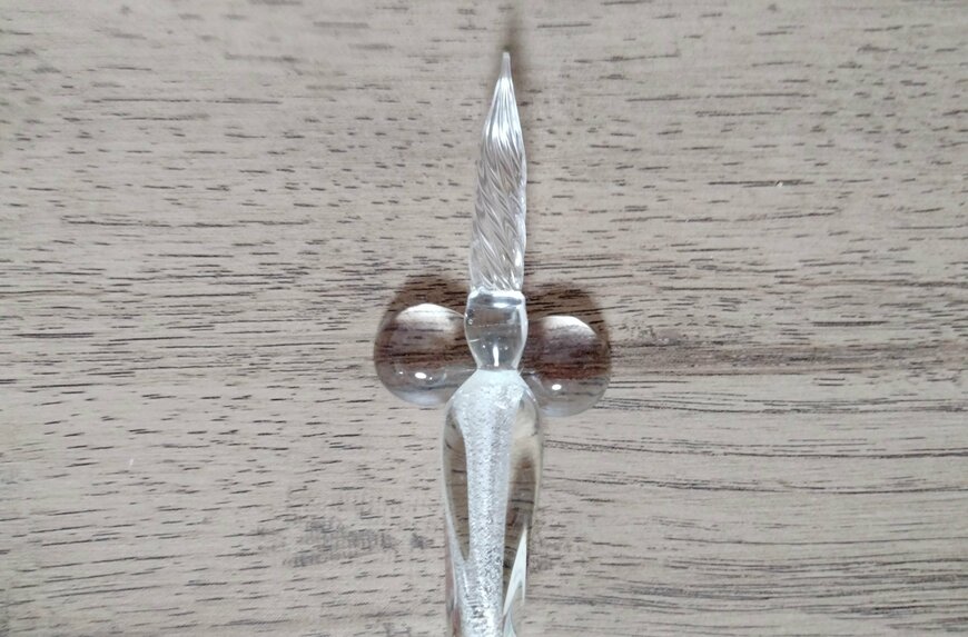 筆者撮影（実務教育出版、ガラスペンスタートBOOK 源氏物語ではじめるなぞり書きセット付き）