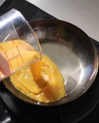 コントラストが美しい！タッパーに詰める4人分の「オムレツ＆ウインナー弁当」がたまらない…