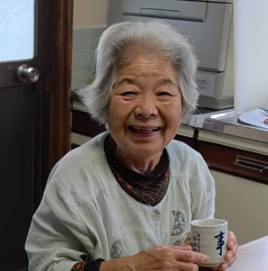 【80代仲良し夫婦】おじいちゃんとおばあちゃんが“10時のおやつ”に笑顔あふれる「とても優しい時間が流れて、癒されます」