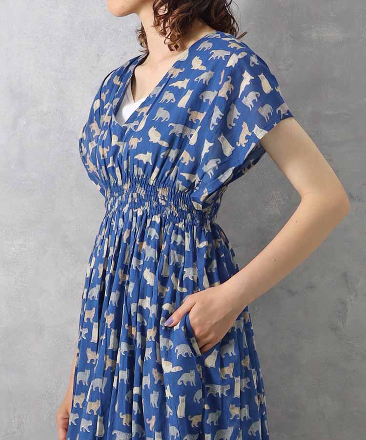 ブルーブルーエ公式 ネコ総柄ワンピースの画像