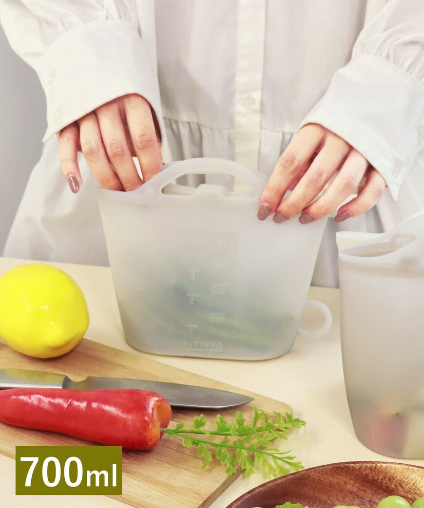 保存から調理まで、ひとつで完結。蒸気でのやけどを防ぐため、箸で持ち上げやすいよう持ち手つき