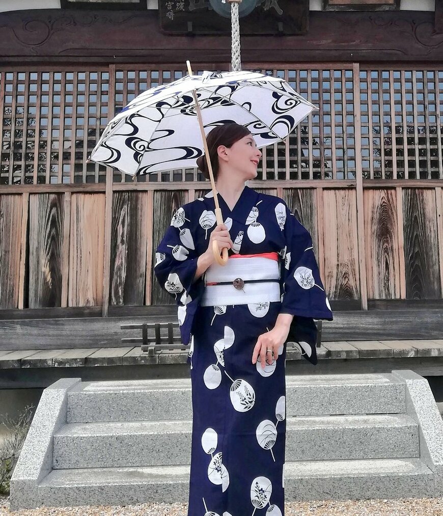 手作り日傘をさしている女性