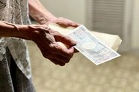 65歳以上【無職世帯の生活費】毎月の家計収支は赤字？《国民年金・厚生年金》平均月額はいくらか一覧で見る
