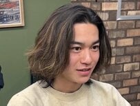 長髪のイケメン男性が思い切った短髪でイメチェン！まさかの仕上がりに見惚れる