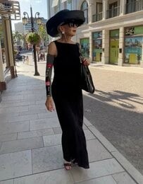 【80代マダム】圧倒的オーラを放つ〈黒ノースリーブドレス〉の着こなし！エレガントなスタイリングに「お見事」「美しい」の声
