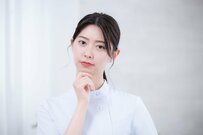 【看護師】平均年収は約520万円「5歳刻みの平均月収」や「離職率」とは？中高生女子の「なりたい職業2位」