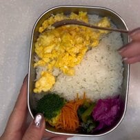 母が「高校生の娘」のために作る【そぼろ弁当】カラフルでおしゃれ！〈海老フライ〉がどーん！とのっていて豪華