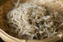 ちりめんじゃこの中で発見した「見慣れない生き物」にギョッとしてしまう　「まさかの正体」に驚き