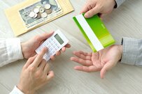 2人に1人が感じるお金の不安。コロナ禍での収入変化と支出の工夫