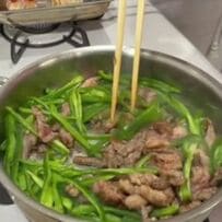 【家族へのお弁当】メインの青椒肉絲のほかウインナーや卵焼きなどの定番おかずもギュッと詰まったボリューム満点のお弁当が完成！　お腹いっぱい食べられそう