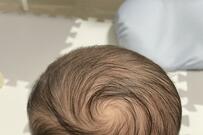 ゼロ歳児の後頭部が「台風の目」すぎて思わず二度見