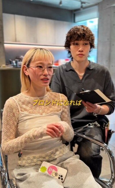 自分の要望を伝える女性