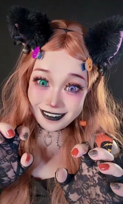 黒い猫耳とオレンジ色のウィッグをつけて完成した姿
